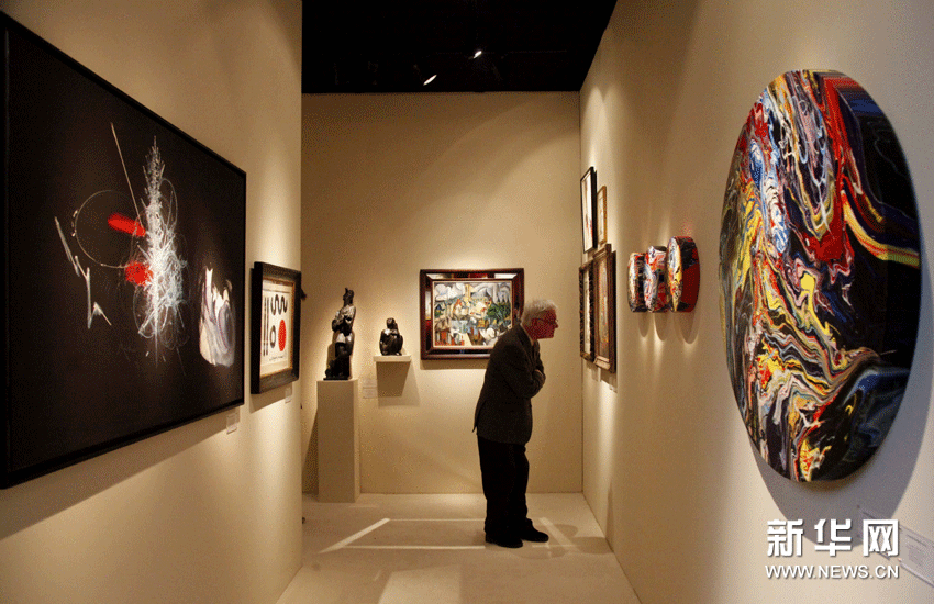 (1)1月19日,在比利时布鲁塞尔举行的古董和艺术品展卖会上,参观